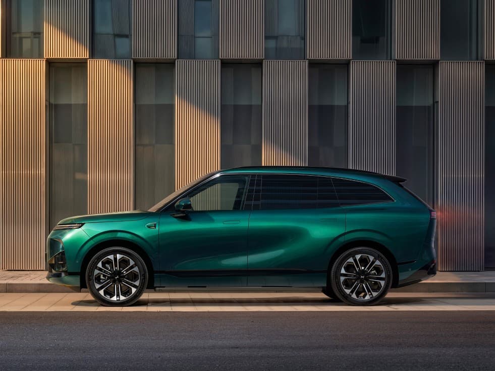 Flagship Exterior, Tech Luxury at First Sight
