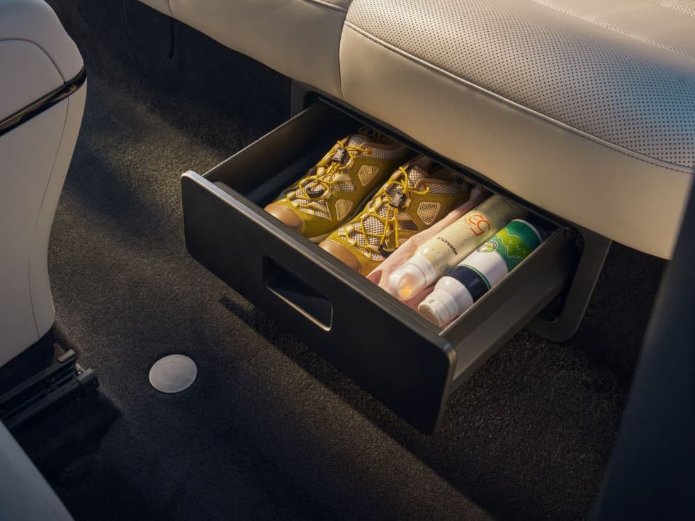 10L pull-out drawer under second-row seats