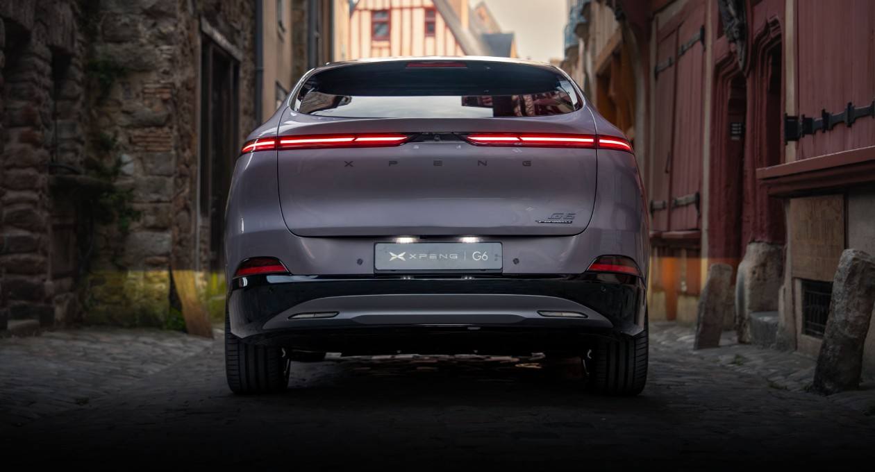 Aerodynamic ducktail spoiler with suspended light bar enhances both form and airflow control